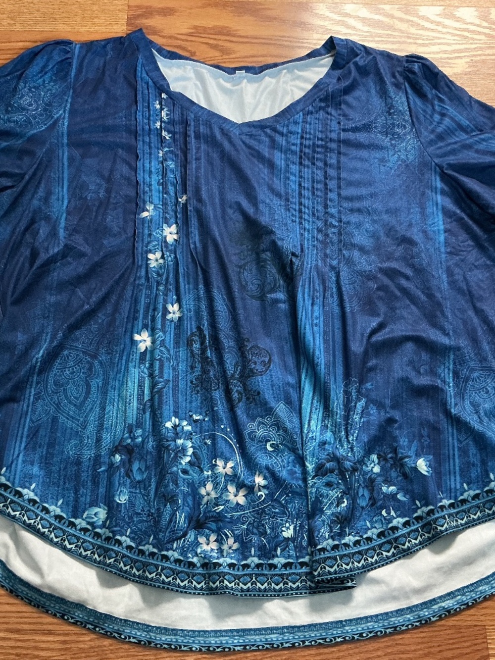 Blue & White Floral Pleated V~Neck Rounded Hem Short  Sleeve Top Size 3XL